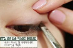 南韩女星疯这招！隐形眼线画法大公开　
