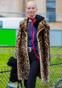 秋冬时髦的豹纹大衣，要穿就穿出个性，